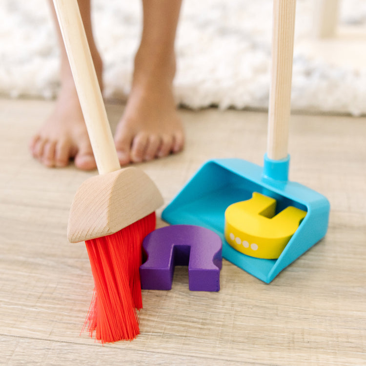 A kid playing with The Melissa & Doug Deluxe Sparkle & Shine Cleaning Play Set (11 Pieces)