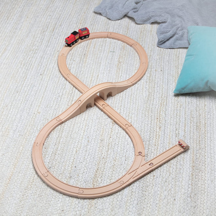 Melissa & Doug Classic Wooden Figure Eight Train Set (22 pcs)